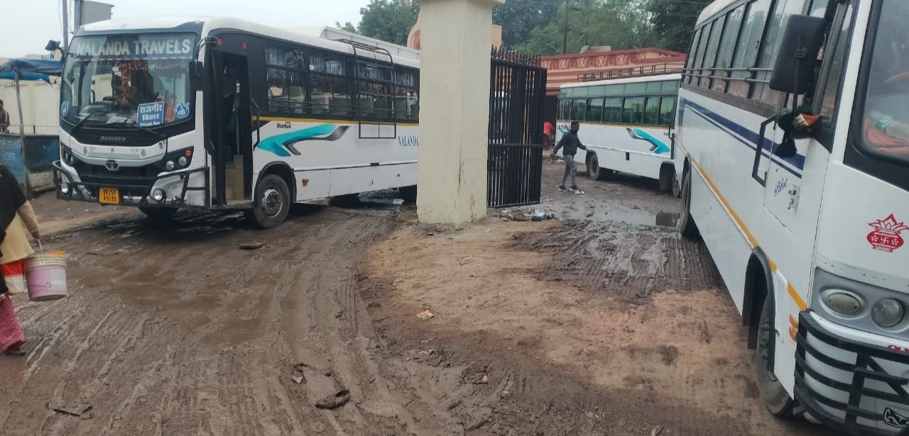 Sludge and chaos plague Rajgir bus stand, raising questions about tourism development