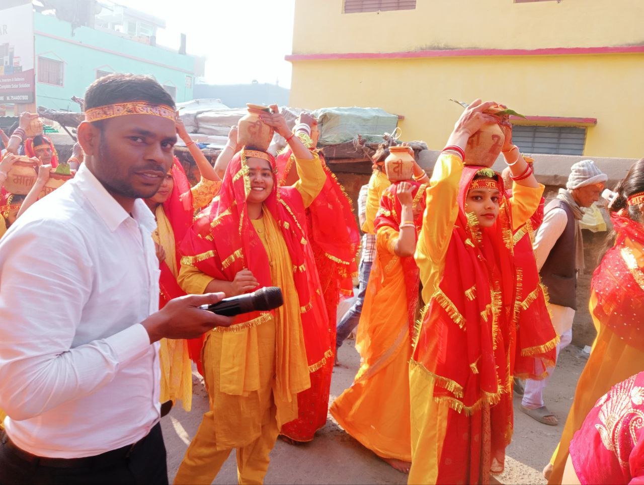A grand Kalash procession was taken out in Nagarnausa before the Pran Pratishtha, devotees gathered in large numbers.