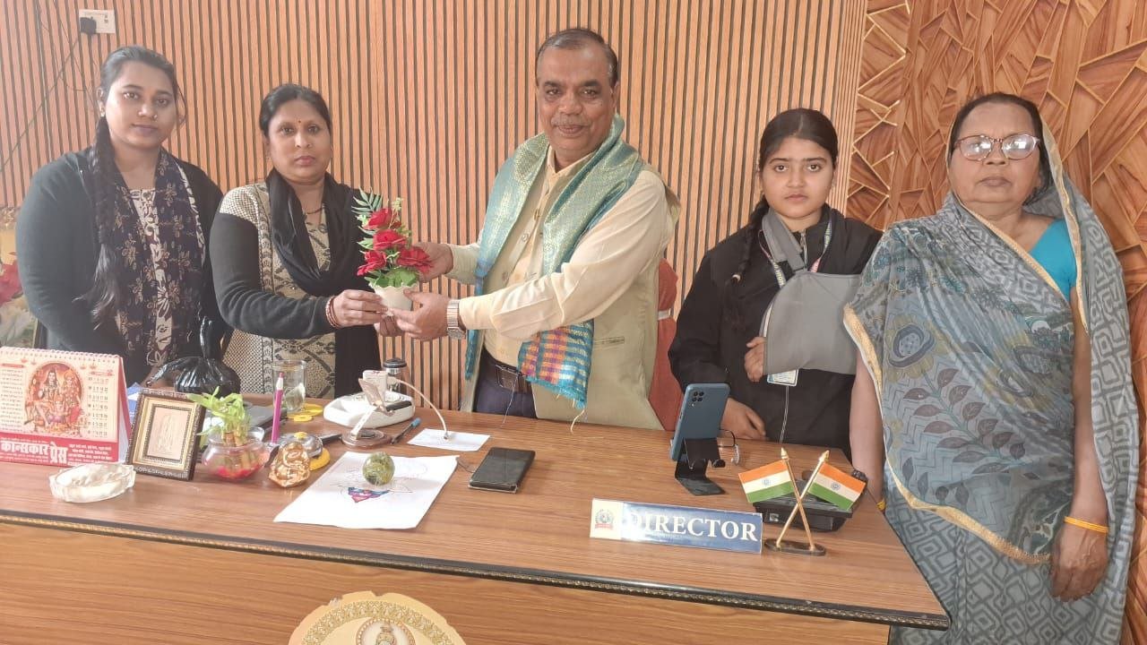 A grand felicitation ceremony was organised at Hajipur Vidyalaya for Shashi Bhushan, who was honoured on the SAARC platform.