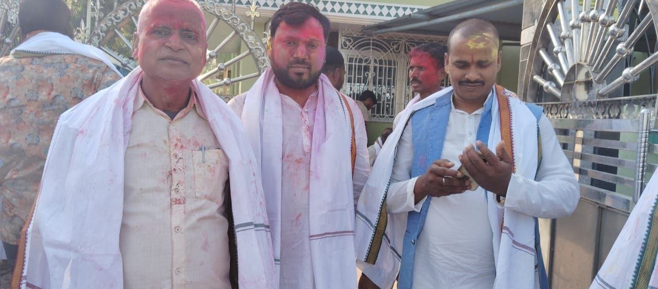 A splash of colors in the township, a pledge of unity in Holi gathering