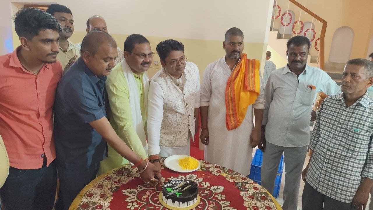 Social worker Arvind Sinha celebrated Holi with Chief Minister's birthday.