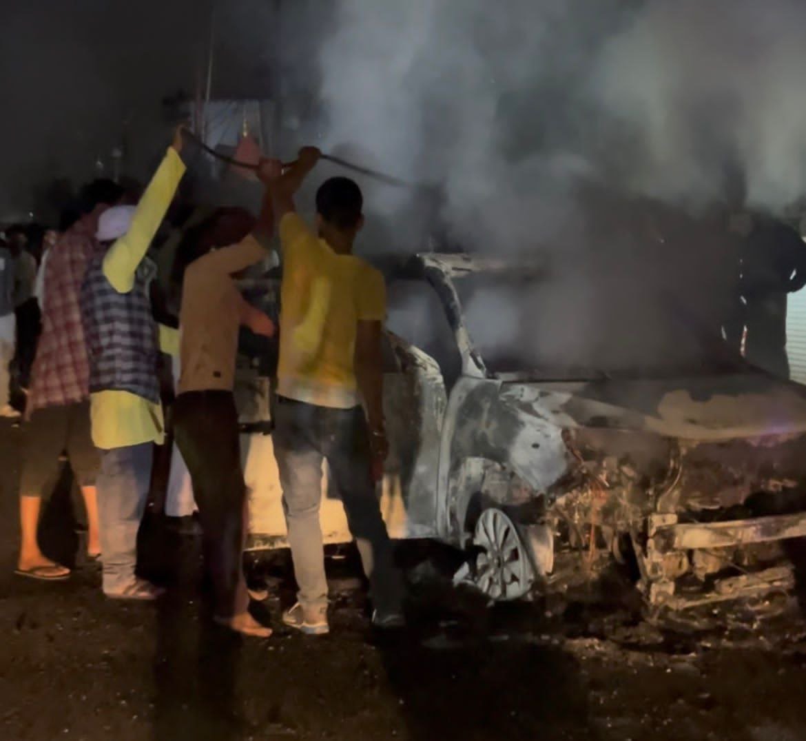 Maruti Brezza burnt to ashes in Narsanda market, chaos ensues