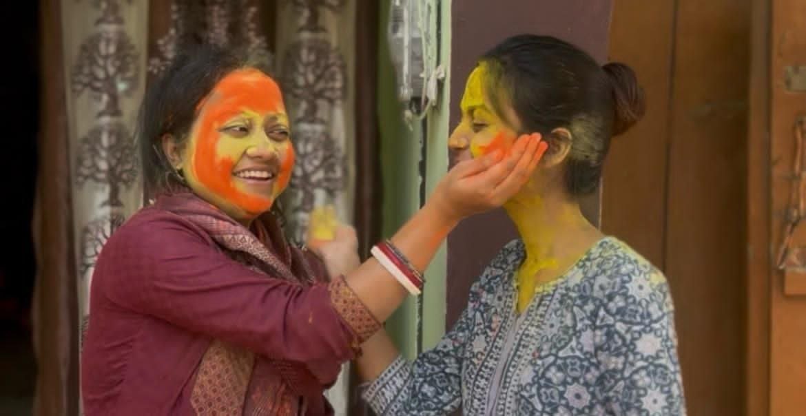 Holi was celebrated in a peaceful atmosphere in Chandi, a unique confluence of colours and brotherhood was seen.