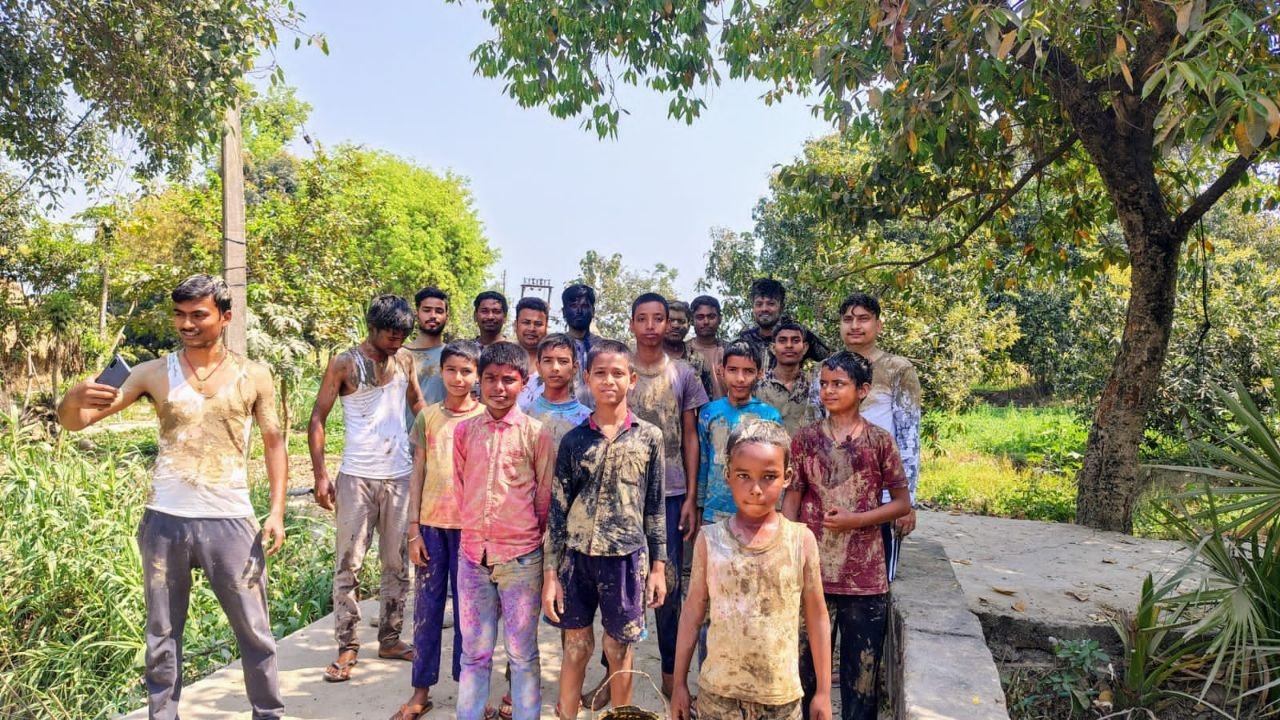 Holi was celebrated with harmony and brotherhood with the Huddang group in Rannu Bigha.