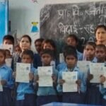 पांचवीं पास छात्रों को तिलक और माला पहनाकर विद्यालय से दी विदाई