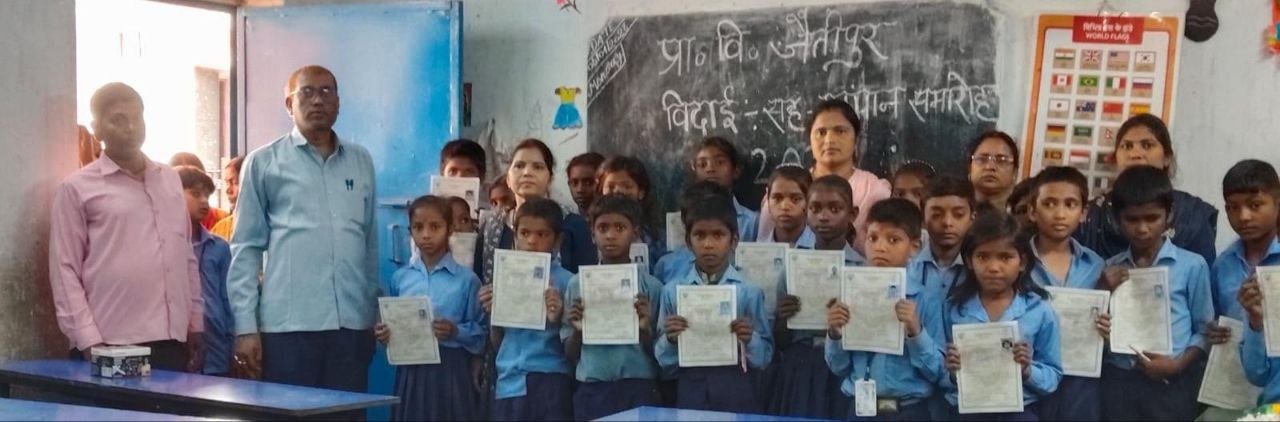 पांचवीं पास छात्रों को तिलक और माला पहनाकर विद्यालय से दी विदाई