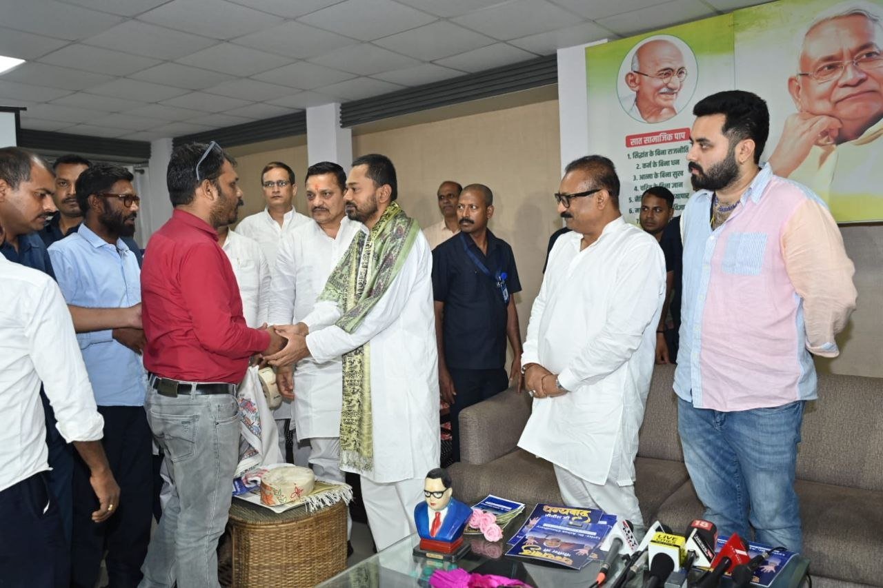 A delegation from the Talimi Markaz Sangh met with the Chief Minister and submitted a memorandum of demands.