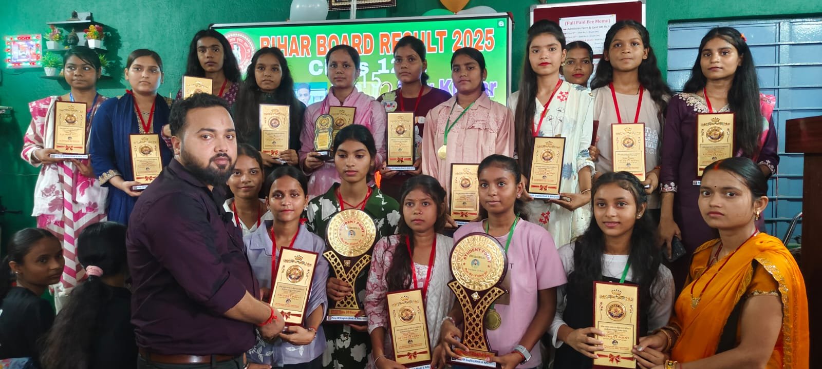 A grand Pratibha Samman ceremony was organised at Student Point Vishal Sir Bihar Sharif, 65 meritorious students were honoured.