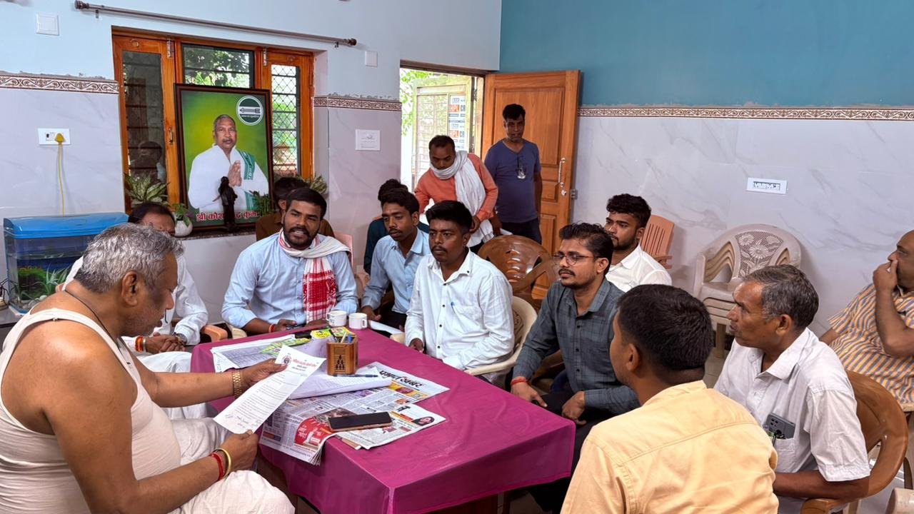 ABVP workers submitted a memorandum to the MP, demanding solution to the problems of the degree college.