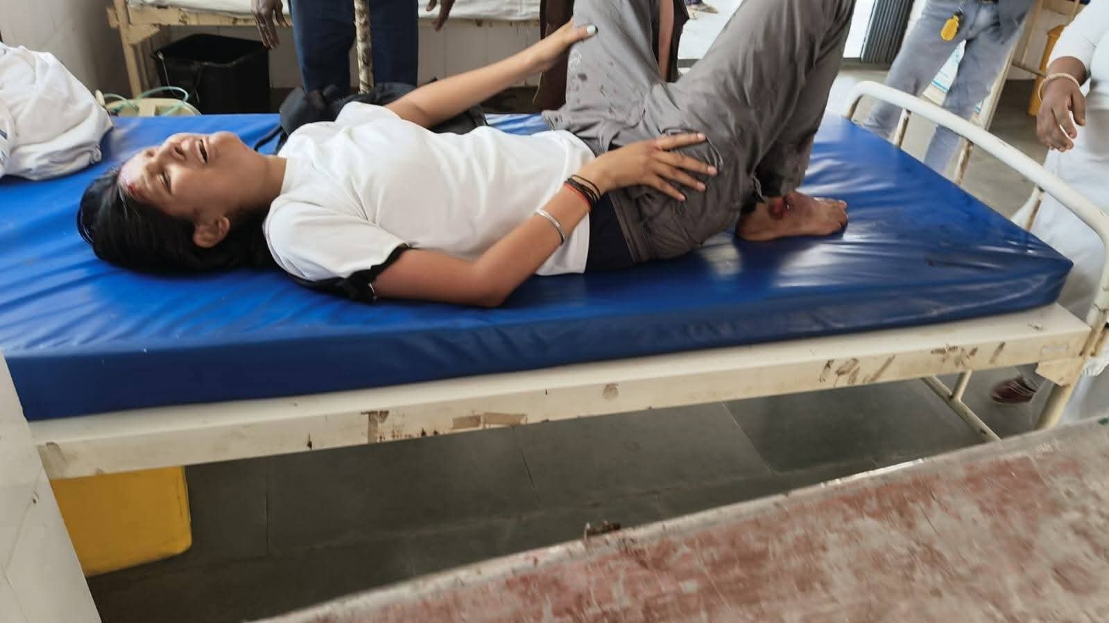 A young woman was seriously injured after being hit by an unknown vehicle and was admitted to Hisua PHC.