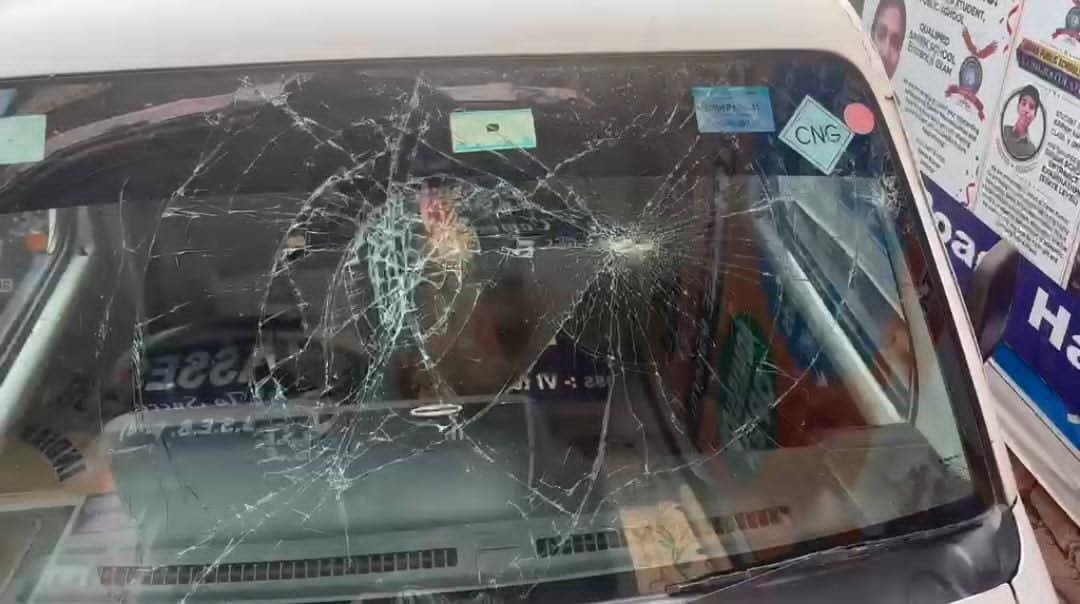 Dispute over removal of vehicle in Tira village, school vehicle driver beaten up