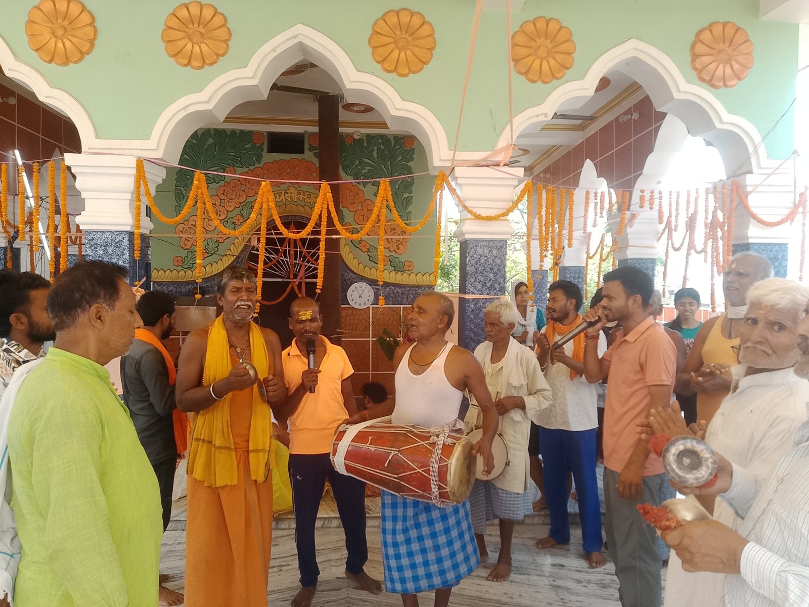 A 24-hour continuous kirtan begins in Daili village, filling the atmosphere with devotion.
