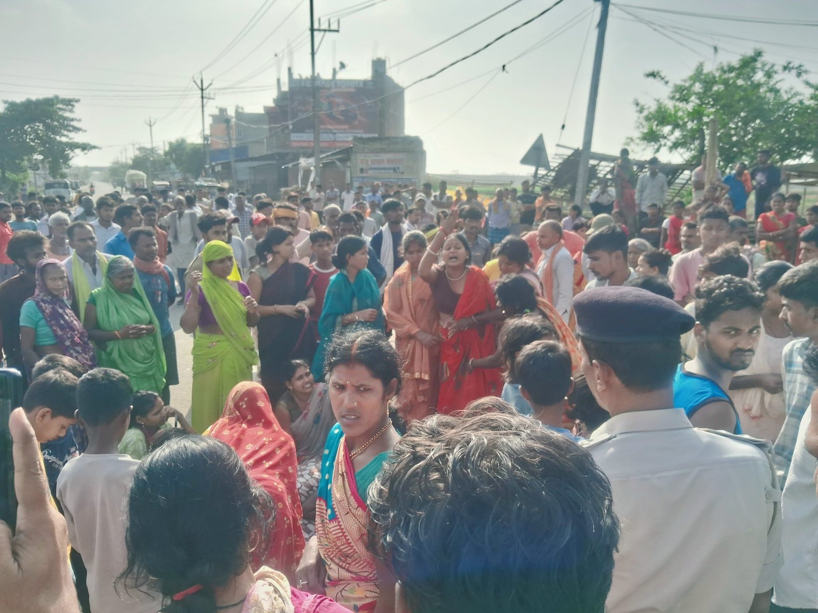 The greed for property killed relationships: Sons in Nalanda were accused of slitting their mother's throat and blocking the road for three hours demanding arrests.