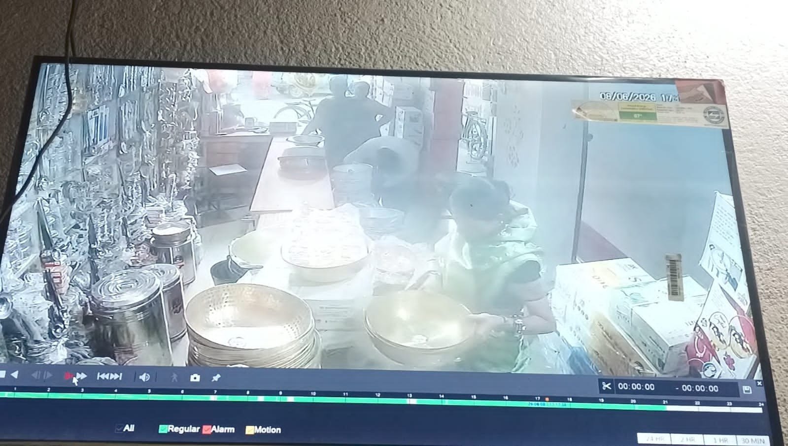Theft at utensil shop under the guise of shopping; woman caught on CCTV.