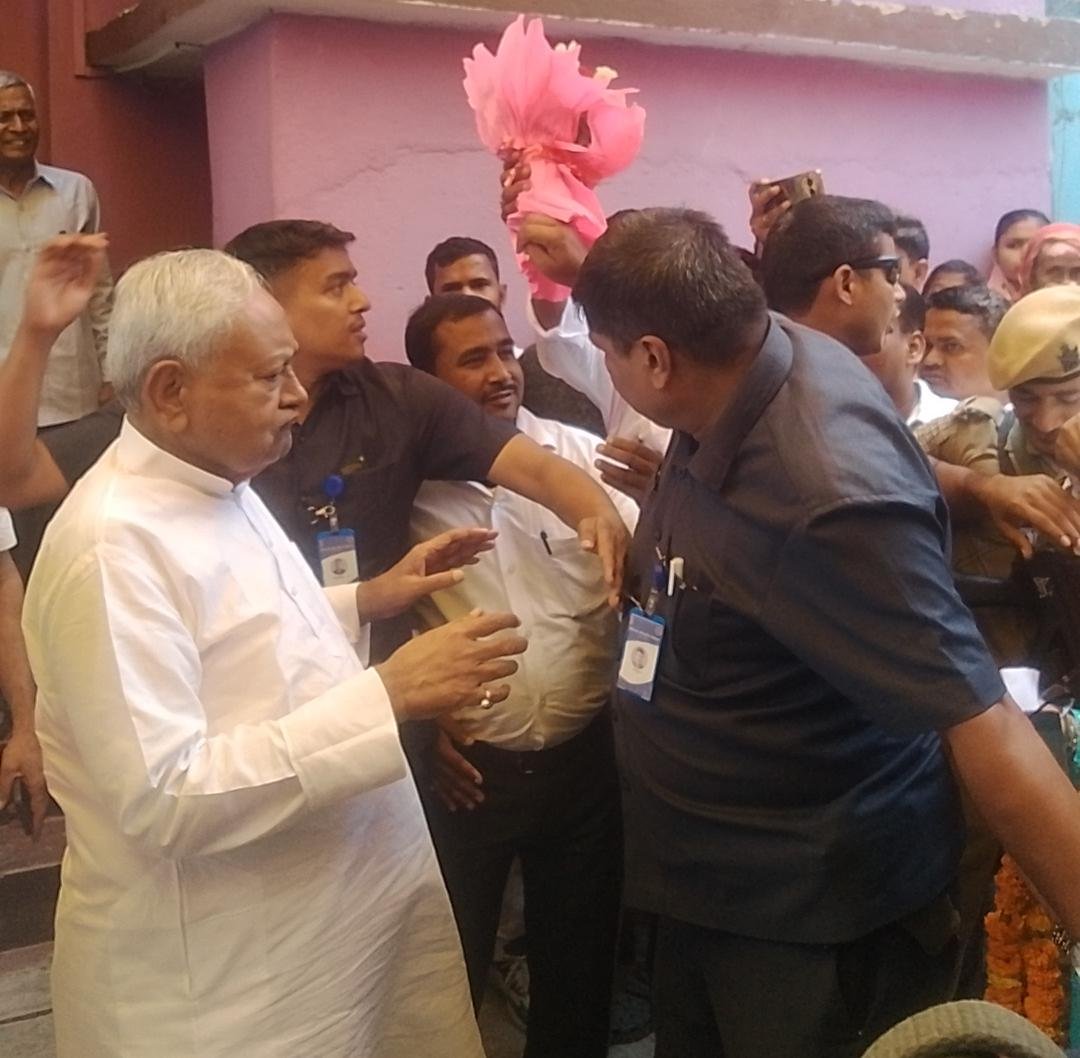 Nitish Kumar returns to his ancestral home after 40 years and receives a grand welcome in Madhopur-Sabanhua, Harnaut.