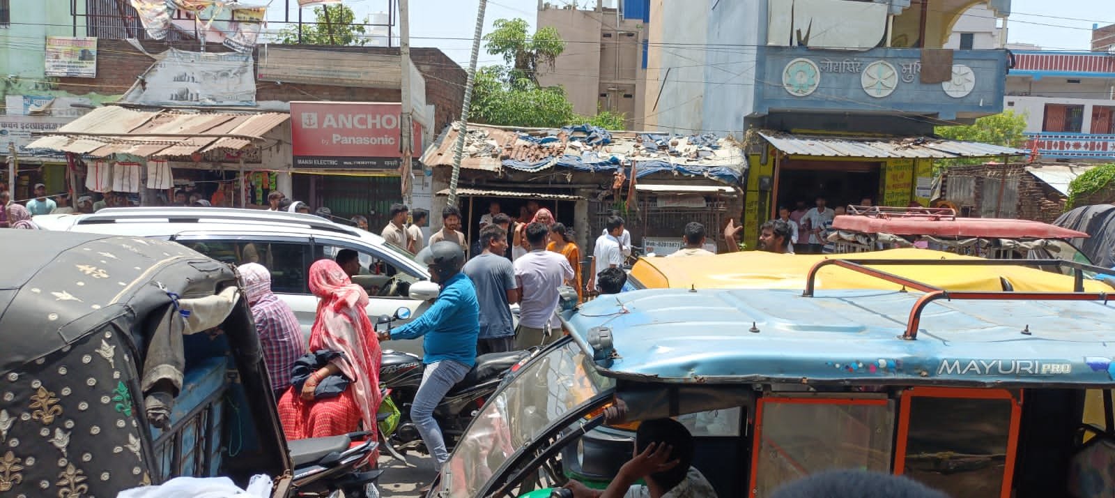 Illegal parking of vehicles at Maliksarai Teenmuhani increases people's problems