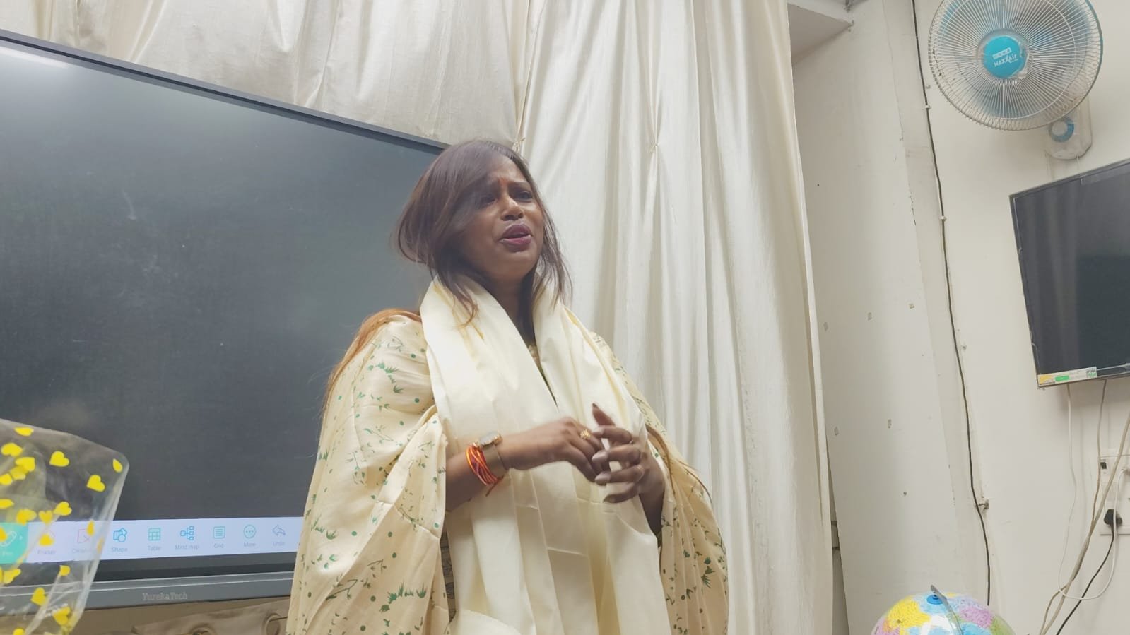 International poet Ankita Sinha was given a grand welcome at Pragati Iconic Classes and gave an inspiring message to the students.