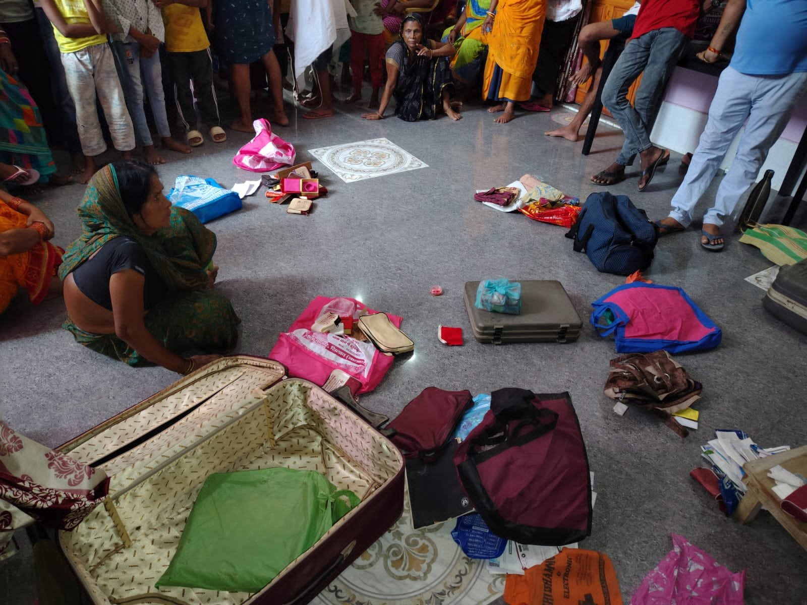 Closed house targeted: Thieves broke the lock and stole more than 28 lakh rupees, including cash and jewellery worth lakhs.