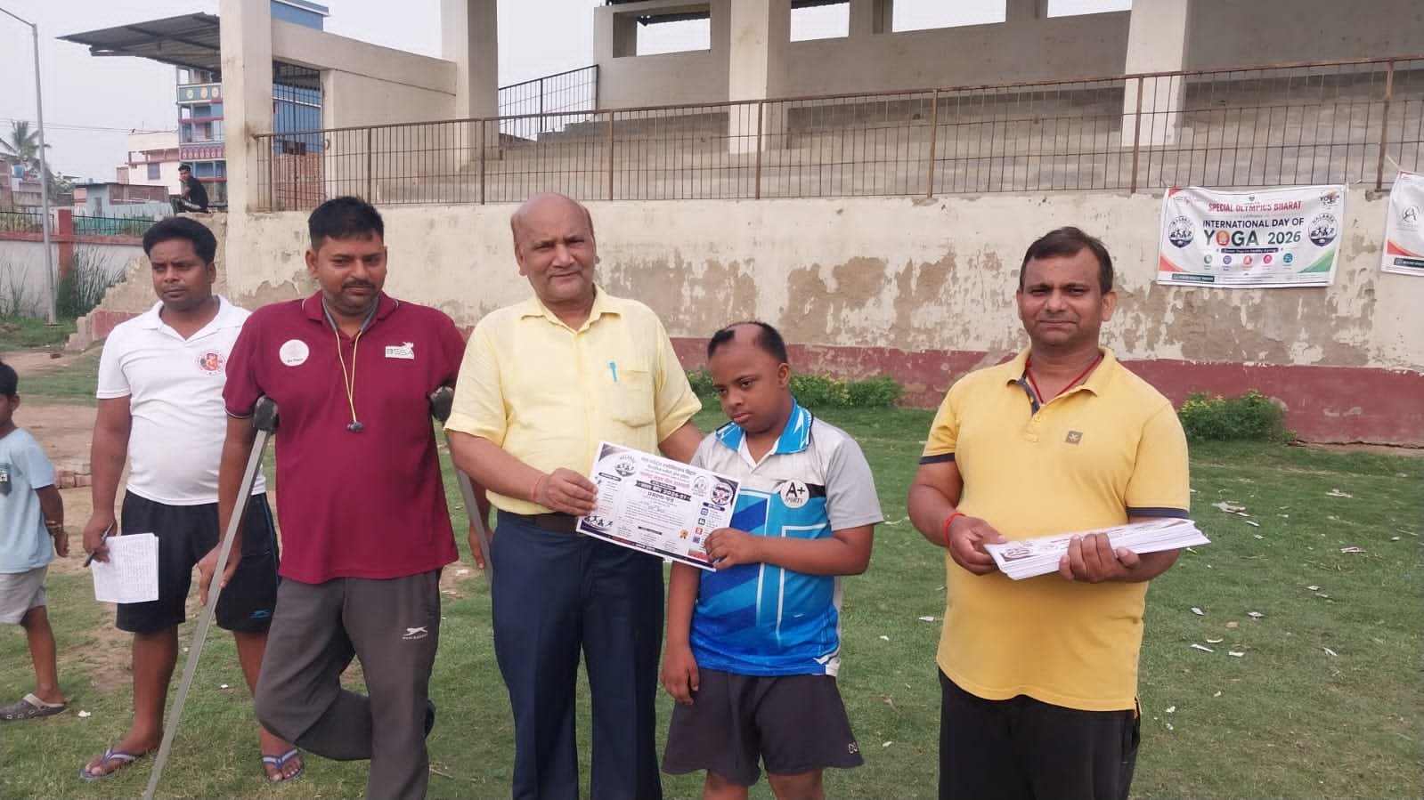 40 days of hard work paid off! Harnaut children honored, their faces lit up with joy after receiving certificates.