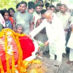 Chhattisgarh Armed Forces soldier Vinod Paswan was given a tearful farewell, Minister Shravan Kumar paid tribute by offering a wreath.