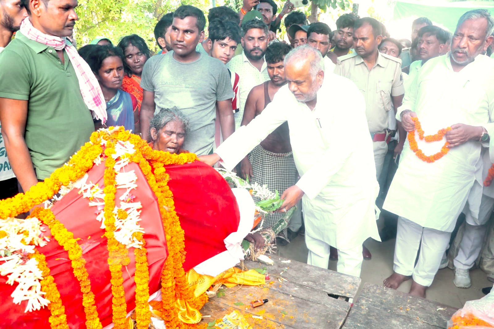 Chhattisgarh Armed Forces soldier Vinod Paswan was given a tearful farewell, Minister Shravan Kumar paid tribute by offering a wreath.