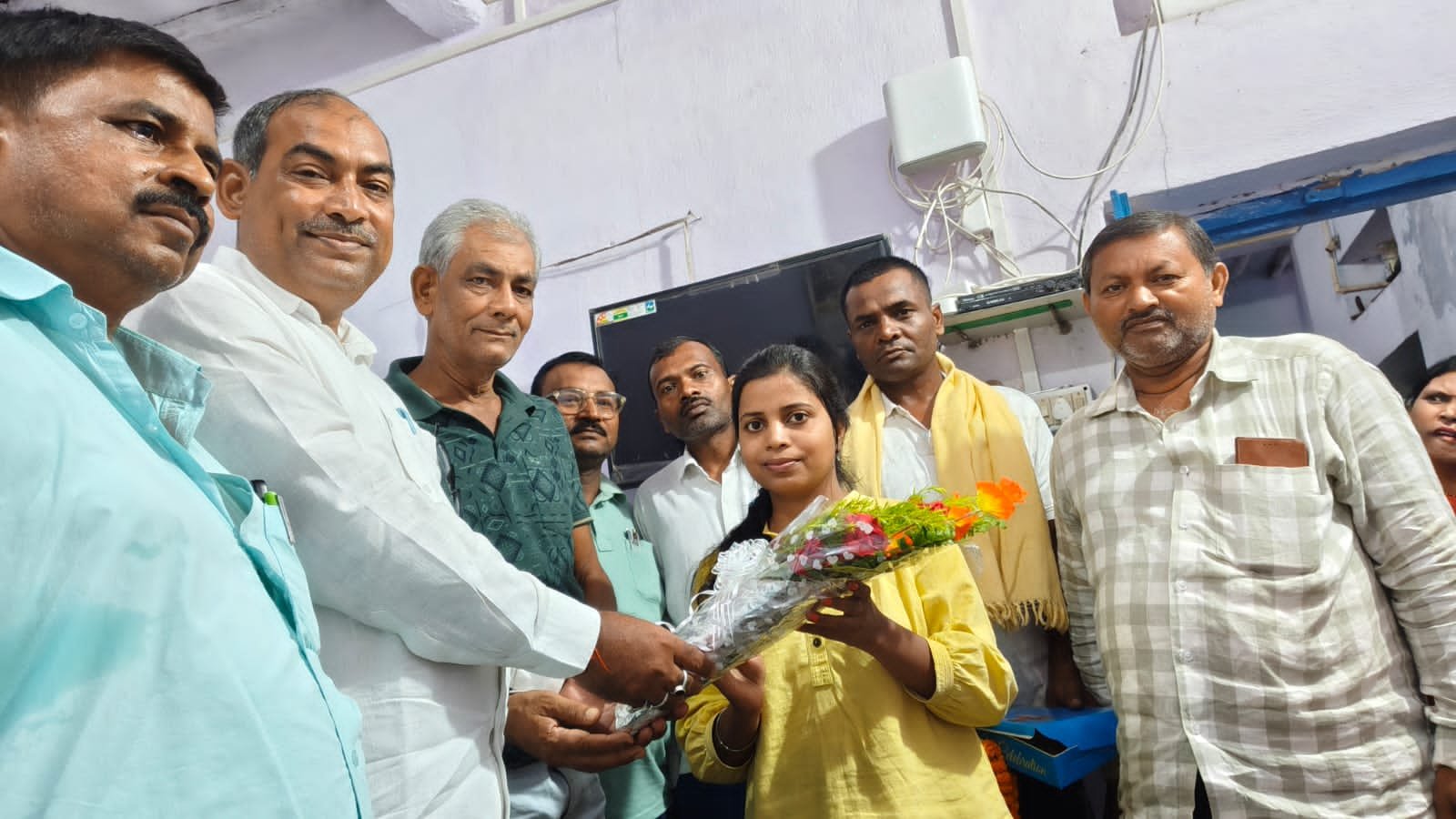 Surabhi, daughter of Sundarpur, became a rural development officer. At the felicitation ceremony, the MLA said, "Daughters are changing the face of Bihar."