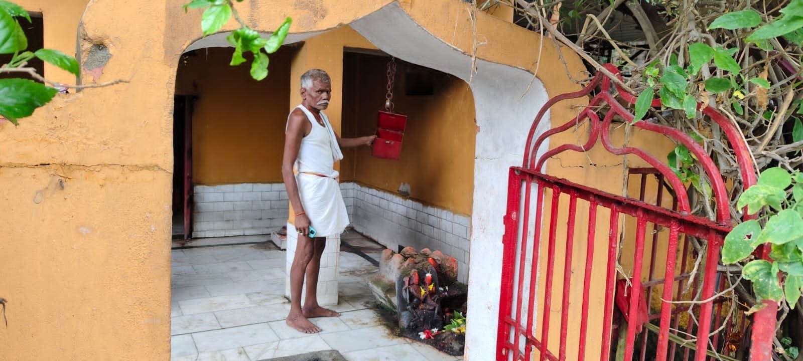 Thieves targeted temples in Tharthari; they broke open the donation box at the Devi Sthan and made off with six thousand rupees, while the lock at the Kali Sthan was also broken.