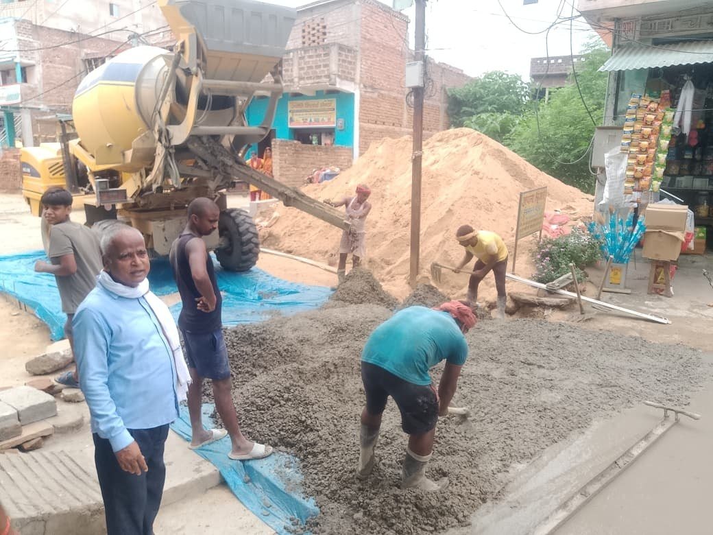 PCC road construction in Harnaut market gains momentum, with 50% of the work completed; the ₹58.24 lakh project will bring relief to residents.