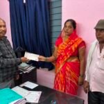 Dependent of deceased in electrocution accident receives assistance; ₹20,000 cheque handed over under the Chief Minister's Family Benefit Scheme.