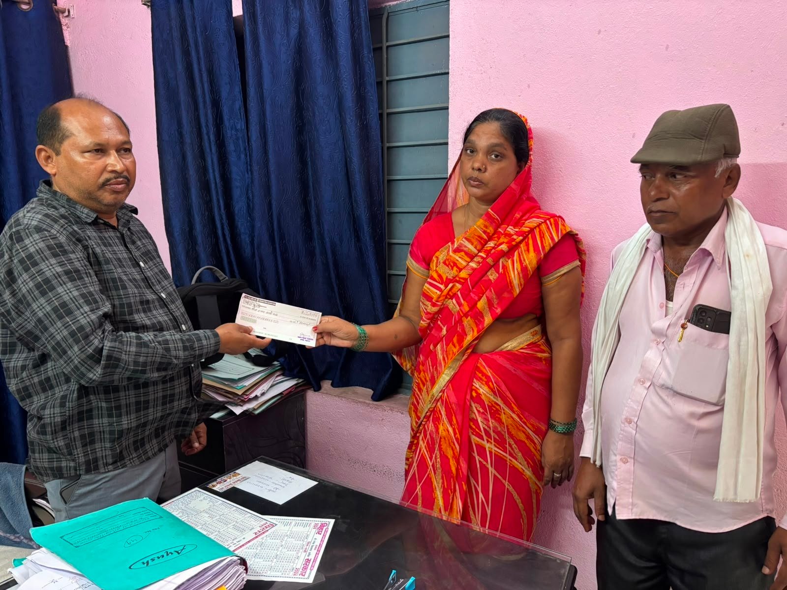 Dependent of deceased in electrocution accident receives assistance; ₹20,000 cheque handed over under the Chief Minister's Family Benefit Scheme.