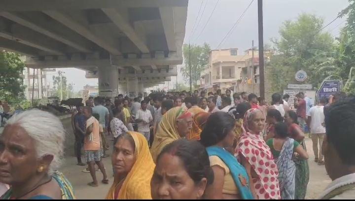 A young man standing outside his home was run over by a speeding e-rickshaw and died during treatment; three innocent children lost their father.