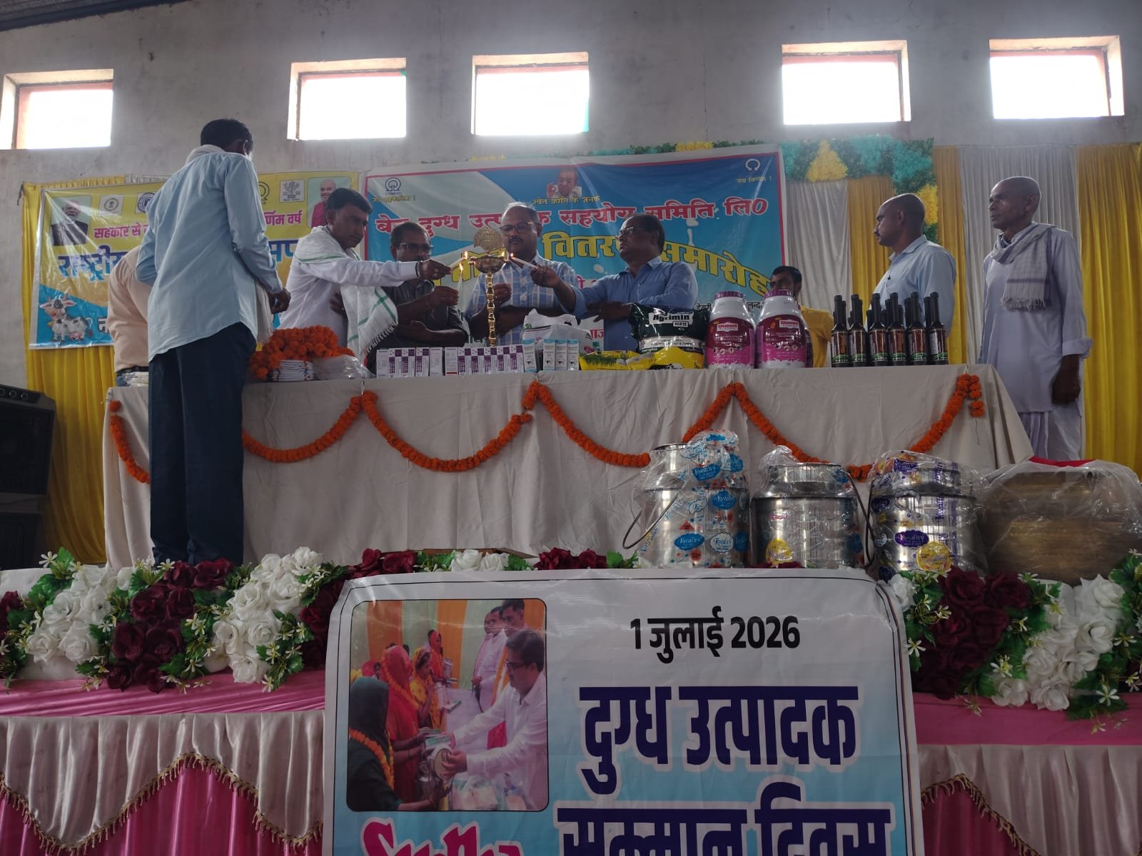 Milk producers in Ben received a bonus, with the money and gifts distributed among 476 farmers.