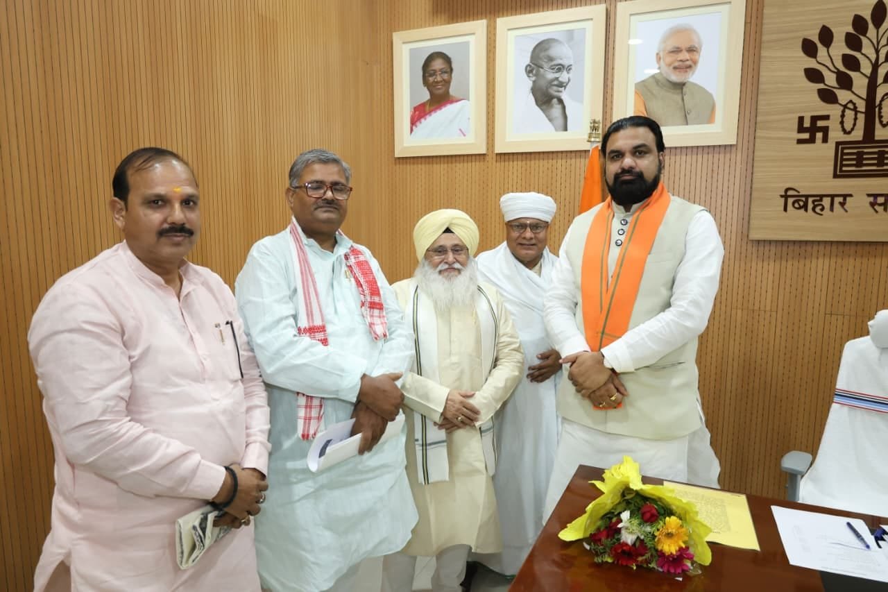 Mahant Brajesh Muni met the Chief Minister and demanded that the Kachi Dargah-Vidupur six-lane road be named after Guru Govind Singh Ji Maharaj.