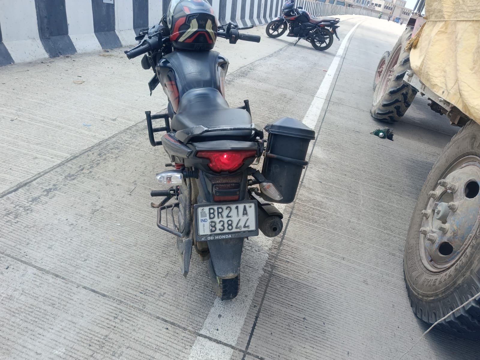 A husband and wife died in a tractor-bike collision on the Paithana overbridge; the driver is absconding; an investigation is underway.