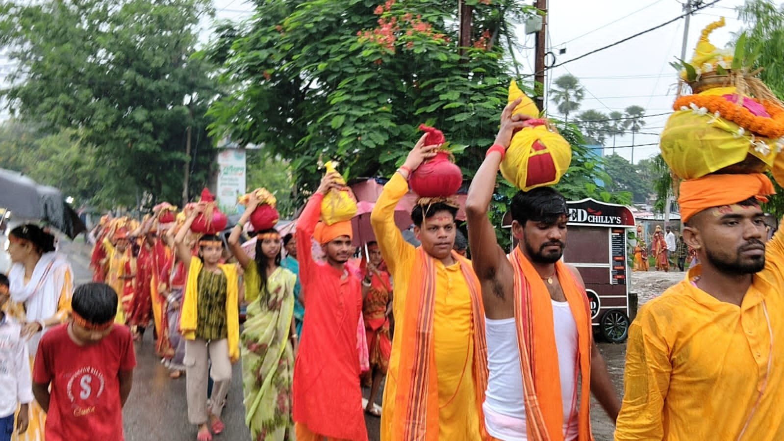 Rain hindered faith, but faith remained unshaken: A grand procession with 171 urns of water began in Paharpur, Bihar Sharif, and a 24-hour continuous kirtan began.