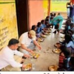 SDM Rajeev Ranjan Sinha's simplicity won hearts as he sat on the floor and ate lunch with children.