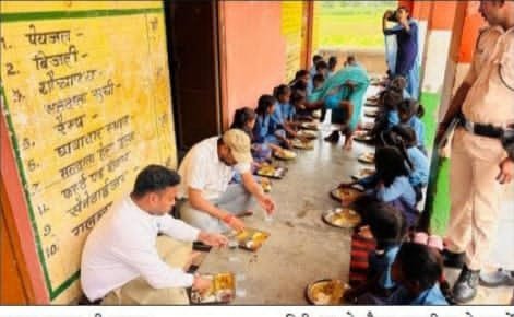 SDM Rajeev Ranjan Sinha's simplicity won hearts as he sat on the floor and ate lunch with children.