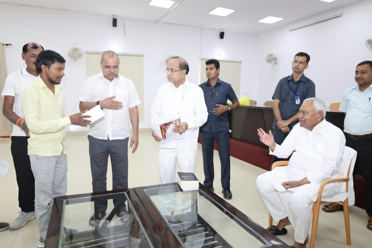 JDU student leader Ashish Kumar met Nitish Kumar and raised the demand for PG, B.Ed., hostel reconstruction and student union elections in SU College.