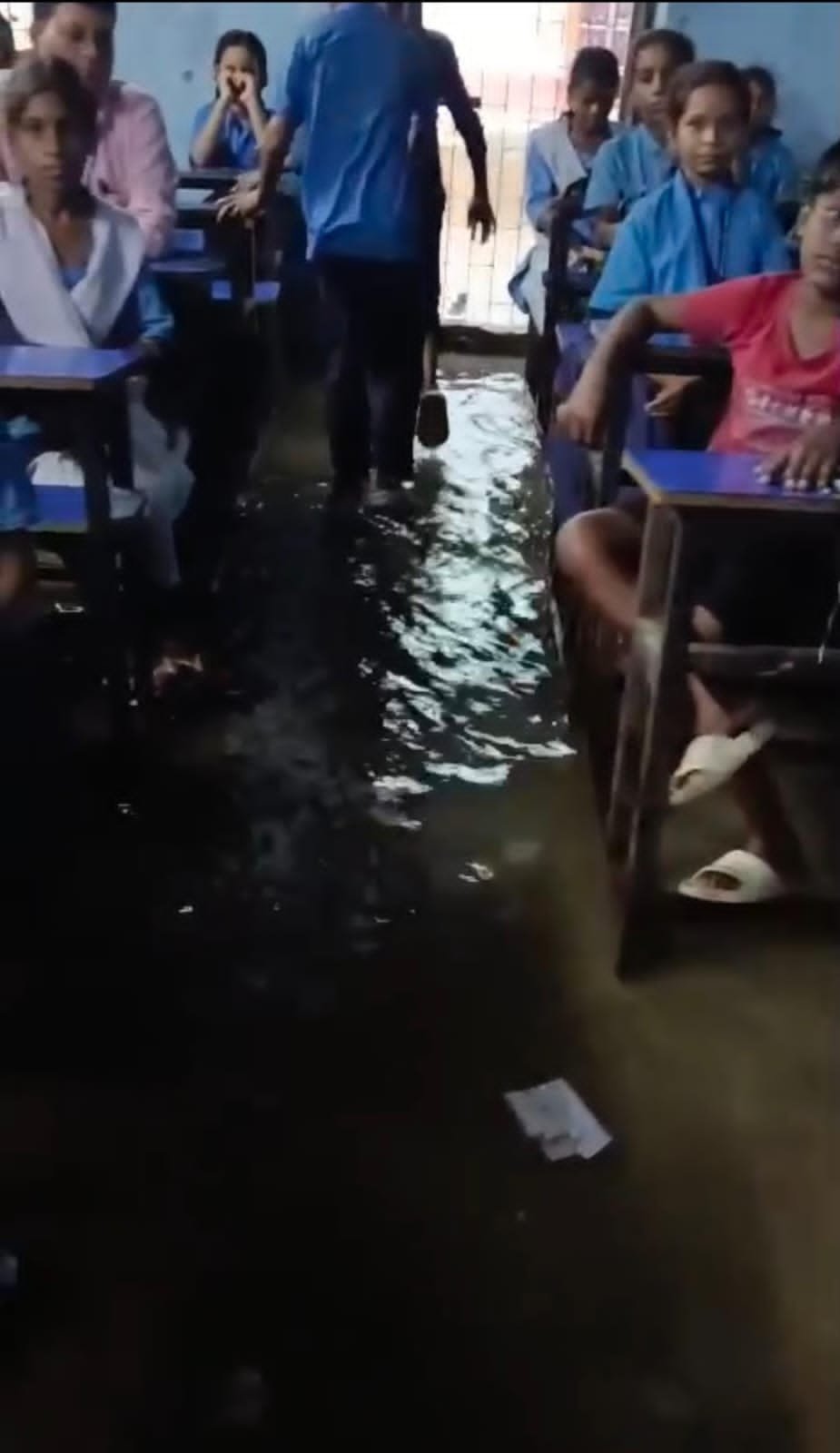 Rain exposes the poor condition of Harnaut Girls Middle School, studies submerged in water
