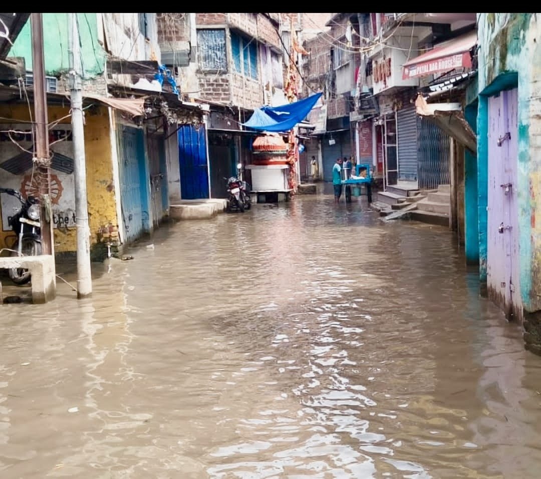 Nursarai's middle market has been suffering from waterlogging for three months, shopkeepers have closed their shops in protest.