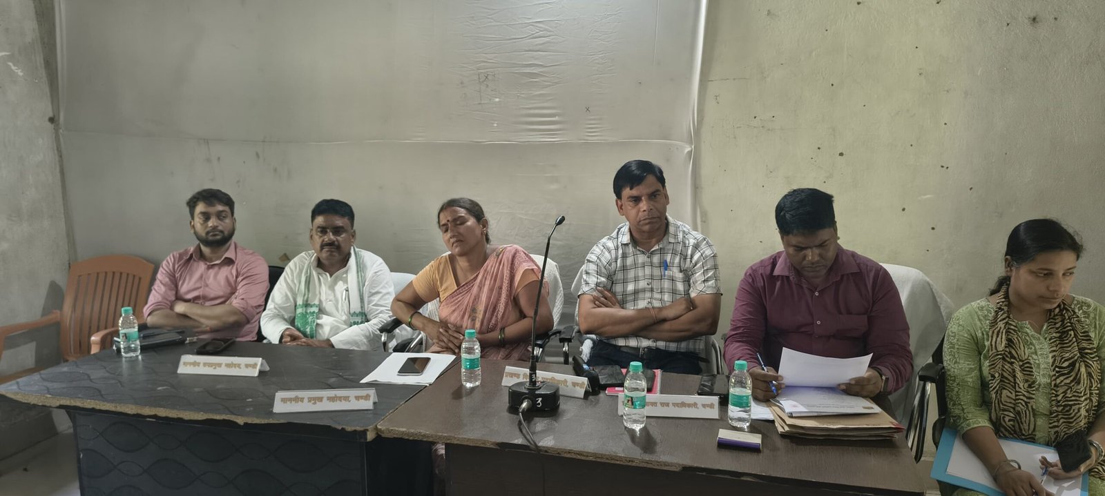The Panchayat Samiti meeting heated up over the details of the schemes, with members raising questions about the transparency of hand pumps and development works.