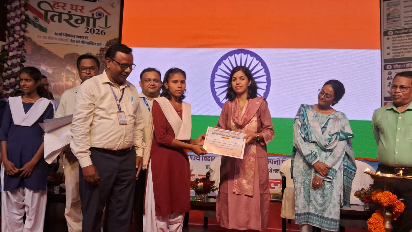 Priya Bharti of Chhabilapur won the Har Ghar Tiranga programme and secured first place in the district debate competition.