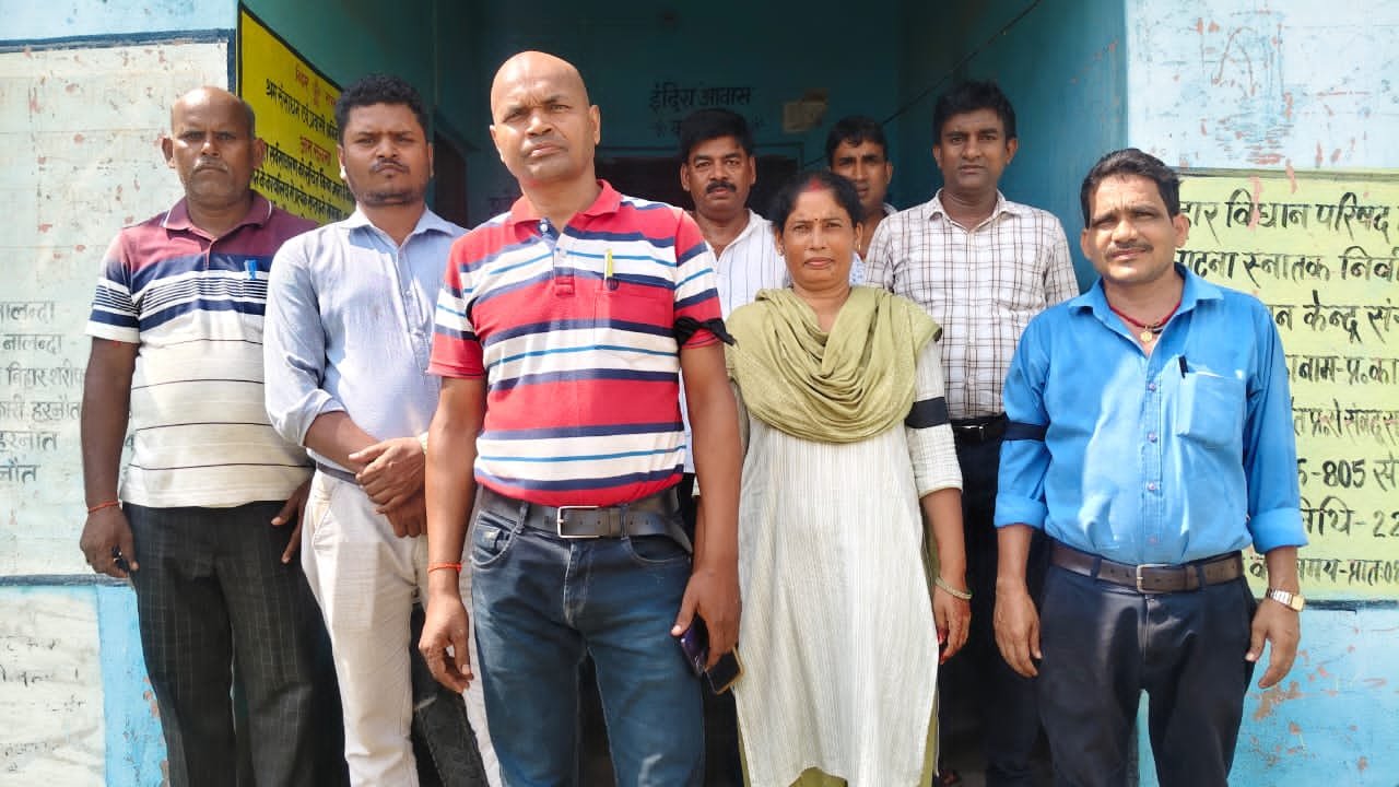 Housing assistants protest by wearing badges, not receiving honorarium for nine months