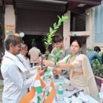Pinky Kumari hoisted the tricolor and distributed more than 150 guava plants, spreading the message of greenery.