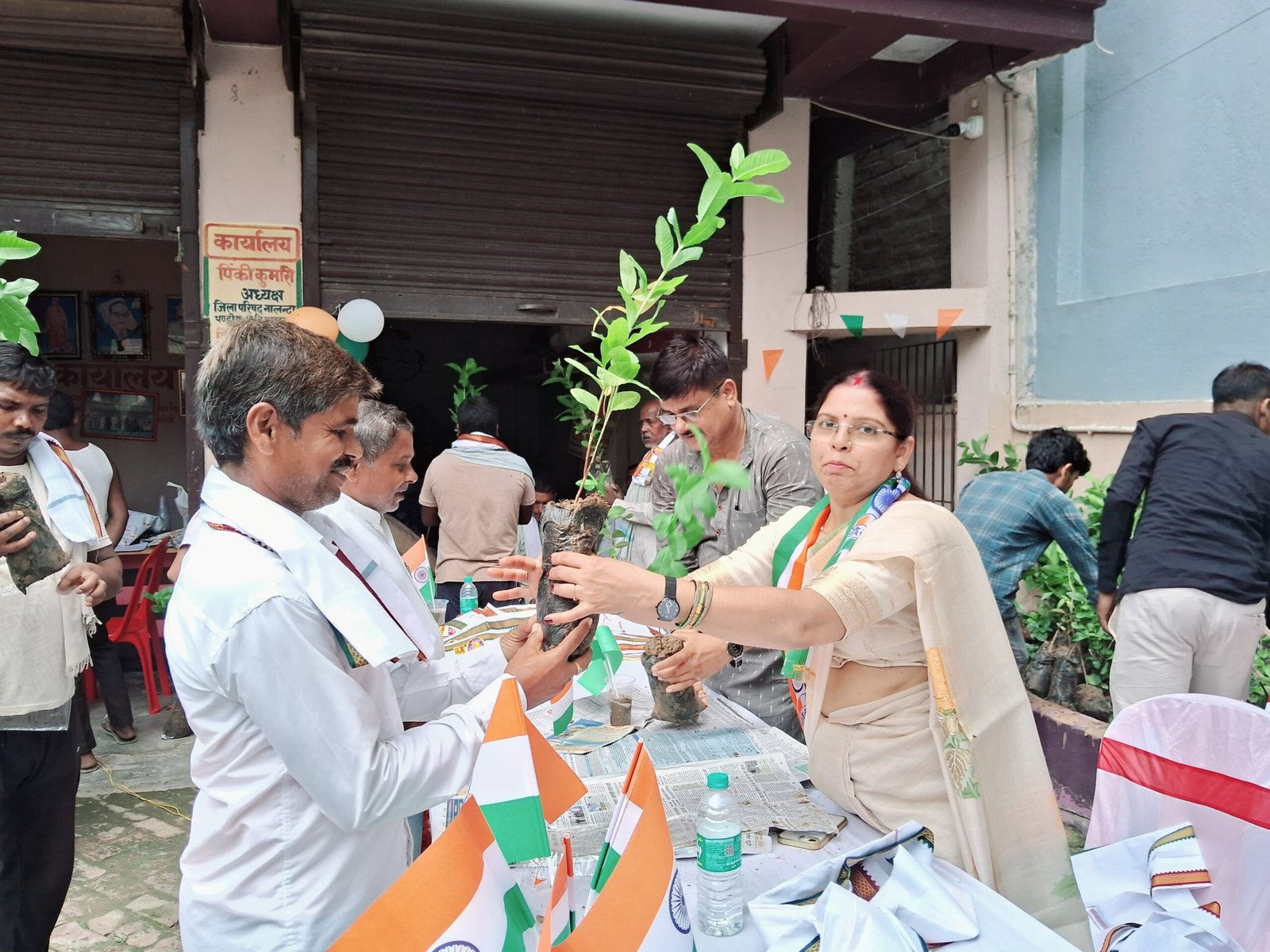 Pinky Kumari hoisted the tricolor and distributed more than 150 guava plants, spreading the message of greenery.