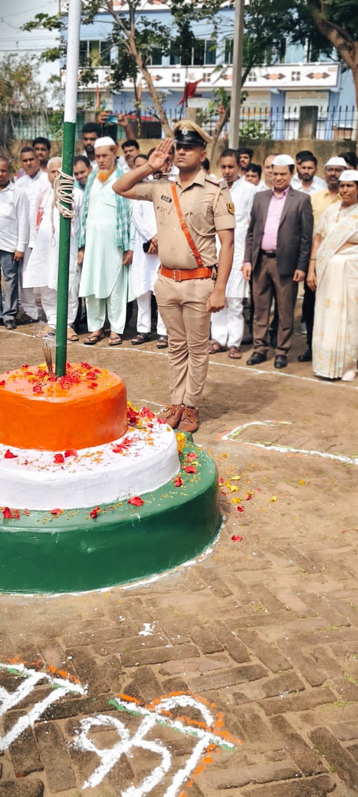 The tricolor was hoisted with pride in the Ben police station premises, Station House Officer Raviraj Singh hoisted the flag.