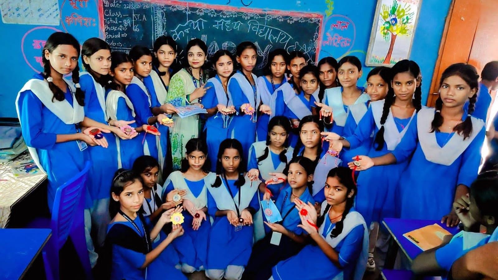 Girls' Middle School painted in Rakhi colours, children gave the message of brotherhood and plastic-free society