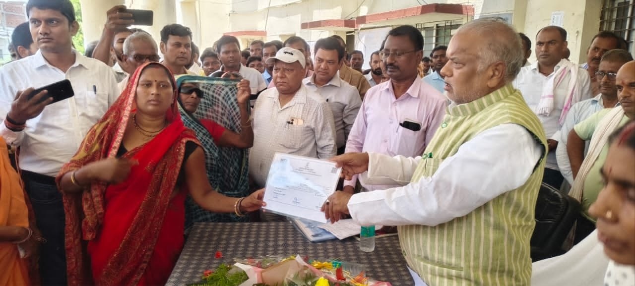 Landless families got the right to their homes, Minister Shravan Kumar distributed Basgeet pamphlets.