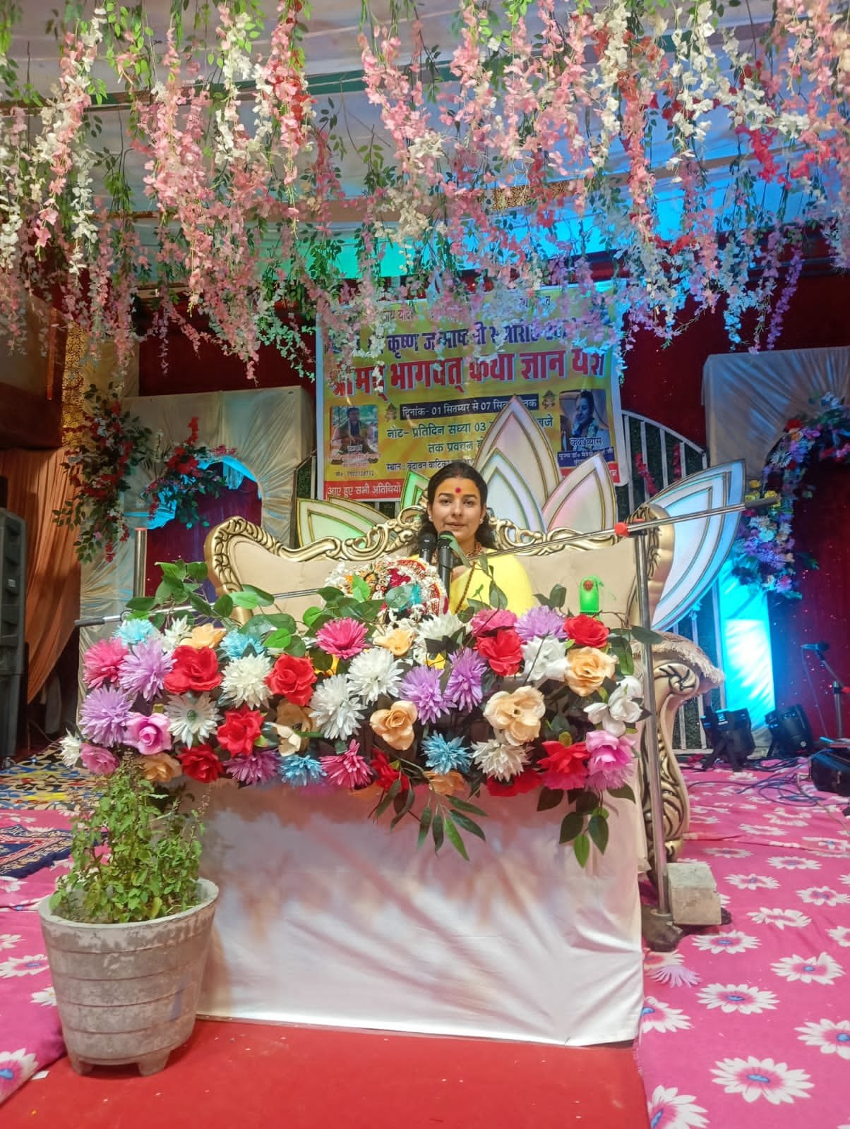 Islampur was filled with devotion with the emotional description of the childhood pranks of Lord Krishna, the auditorium echoed with the chants of 'Radhe-Radhe'.