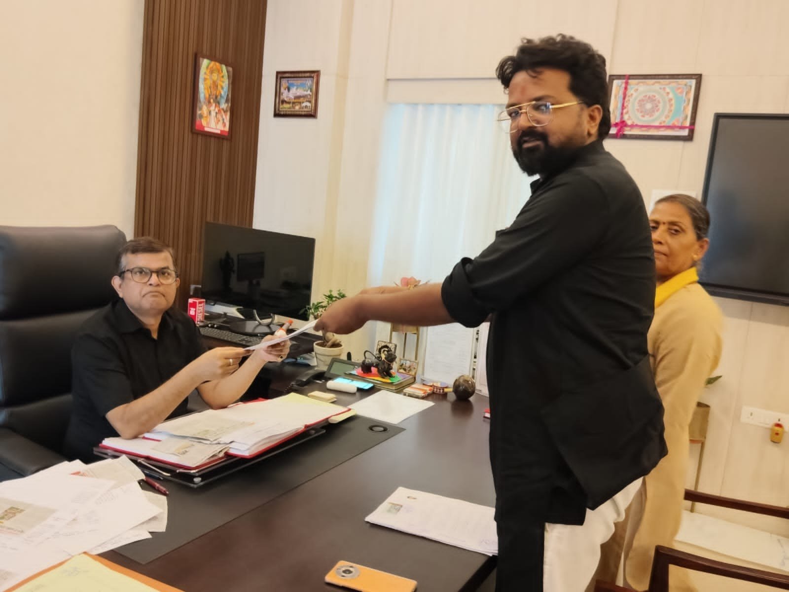 Prof. Himanshu Patel filed his nomination for the Patna Graduate constituency seat along with his supporters.